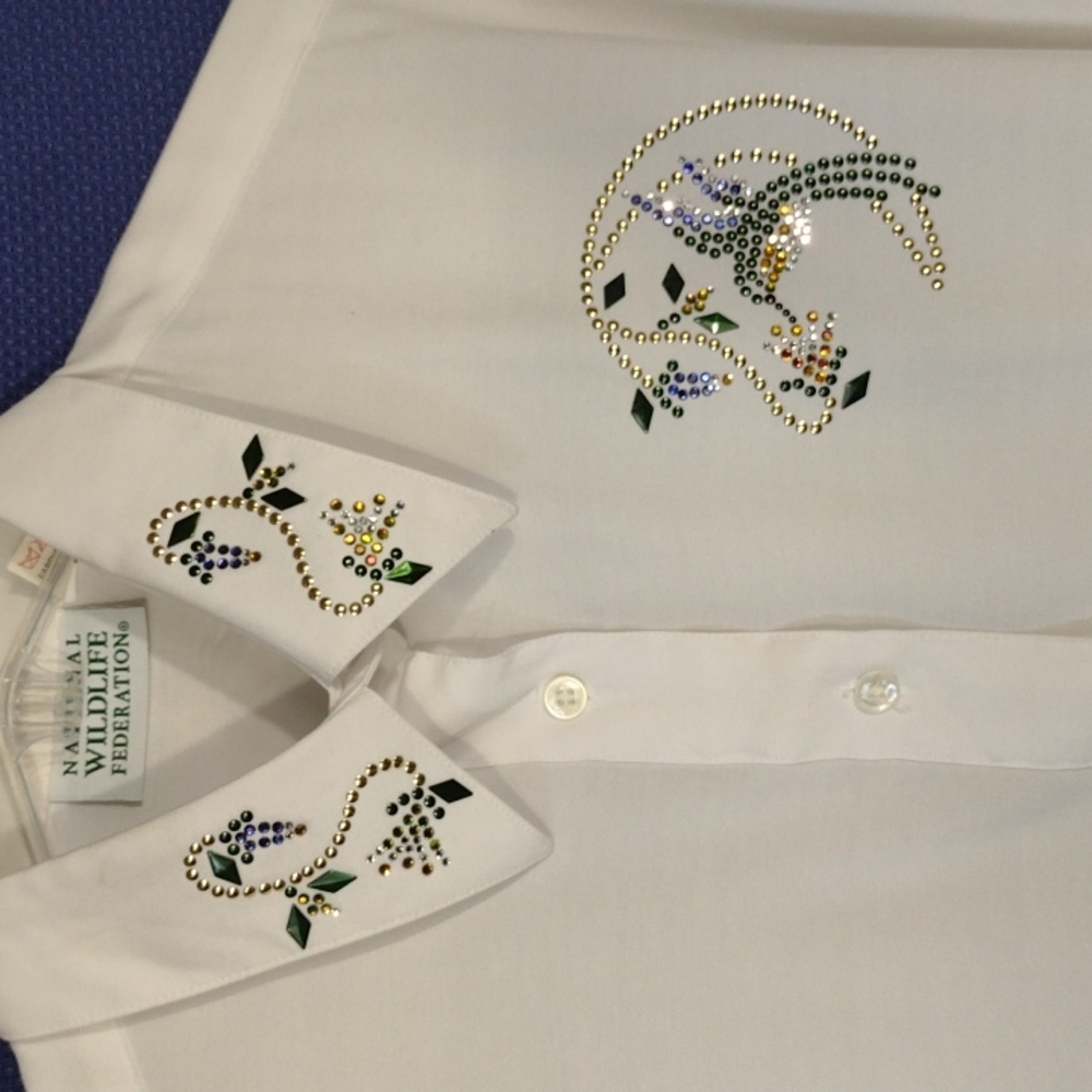 White button-down shirt with hummingbird L - Picture 2 of 6